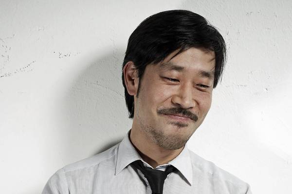 Kabarettist Ill-Young Kim erzählt am Donnerstag, 11. Januar, um 20.07 Uhr dem Hertener Publikum im Glashaus seine Erlebnisse als Kölner mit asiatischem Aussehen (Foto: Dominik Pietsch).