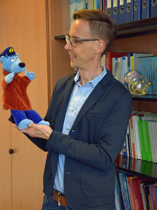 Dr. Rupert Scheuer mit seinem Begleiter Käpt'n Blaubär. 