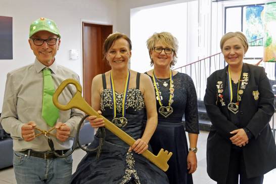 Die Karneval Gesellschaft Herten-Langenbochum stürmte das Rathaus. Zusammen mit ihren Hofdamen Silke und Jasmin nahm Prinzessin Manuela I. Bürgermeister Fred Toplak den goldenen Stadtschlüssel ab.