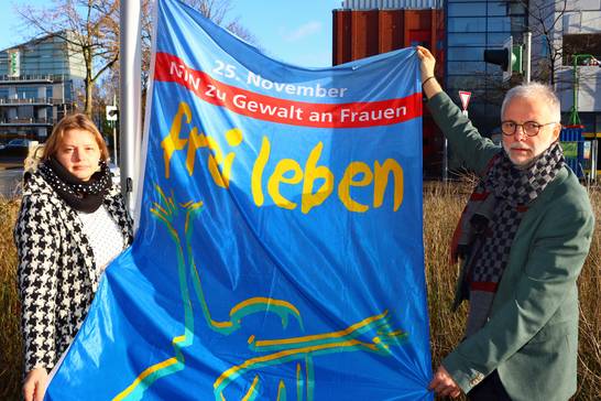 Gleichstellungsbeauftragte Alexandra Mielke und Bürgermeister Matthias Müller zeigten Flagge anlässlich des Antigewalttages und hissten gemeinsam die Fahne vor dem Rathaus, um auf die Aktion unter dem Motto „frei leben ohne Gewalt“ aufmerksam zu machen. 