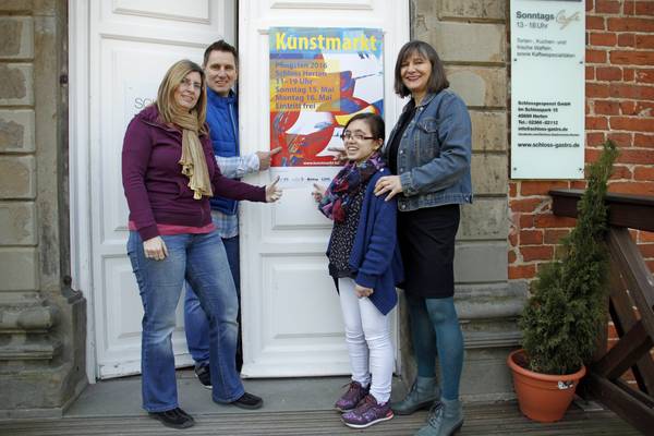 Sylvia Seelert (links) und Bettina Hahn (rechts) vom Kulturbüro der Stadt Herten organisieren den traditionellen Kunstmarkt an den Pfingsttagen. Unterstützung bekommen sie dabei von Sabine Gardlo (2.v.r.), die ihren Bundesfreiwilligendienst im Kulturbü