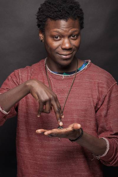 Am Donnerstag, 23. Mai, um 17 Uhr ist Dodzi Dougban aus Recklinghausen in der RaumZeit (ehemals Bistro) im Glashaus zu Gast. Er ist ein vielseitiger, afrodeutscher, gehörloser Künstler und erzählt im Interview über Barrierefreiheit und Inklusion in Film, Fernsehen und beim Tanz. Foto: ©Un-Label-2023-Access-Maker-Fotografin-Lucie-Ella-Photography