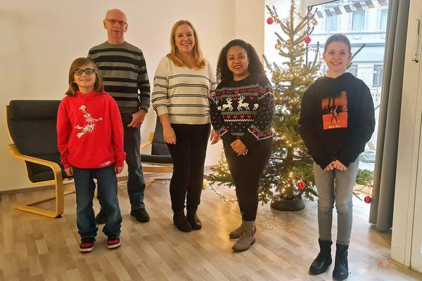 Samuel Özlü (v. l.), Gerd Angeneter, Regina Haastert, Khaettega Heim und Lynn Schreckenberg nahmen an der Adventsrallye 2023 teil und freuen sich über ihre Preise (Foto: Eva-Maria Siuda).