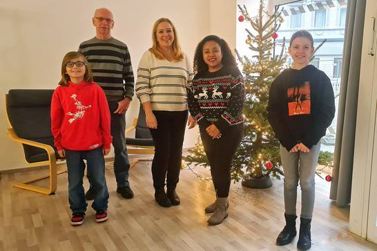 Samuel Özlü (v. l.), Gerd Angeneter, Regina Haastert, Khaettega Heim und Lynn Schreckenberg nahmen an der Adventsrallye 2023 teil und freuen sich über ihre Preise (Foto: Eva-Maria Siuda).