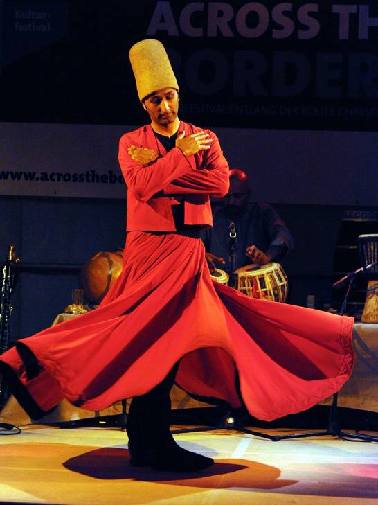 Das Projekt 'Klezmer trifft Derwisch – ein jüdisch islamischer Dialog', nimmt die Gäste mit auf eine spannende musikalische Reise durch zwei faszinierende Kulturen. Die internationale Wuppertaler Klezmerband 'Ensemble Noisten' steht gemeinsam mit zwei Das Projekt 'Klezmer trifft Derwisch – ein jüdisch islamischer Dialog', nimmt die Gäste mit auf eine spannende musikalische Reise durch zwei faszinierende Kulturen. Die internationale Wuppertaler Klezmerband 'Ensemble Noisten' steht gemeinsam mit zwei