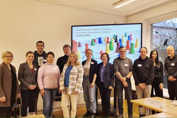 (v.l.n.r.) Stefanie Dobberke (VHS), Elif Aksabun (Landesverband der VHS NRW), David Röttger (Jugendberufshilfe JOKER), Annemarie Doktor (Jobcenter Herten), Hans Ruschmann (rebeq GmbH), Iris Smolinski (Jobcenter Herten), Christine Fester (VHS), Suzana Rieke (Bildungswerk der Nordrhein-Westfälischen Wirtschaft), Frank Armoneit (Haus der Kulturen), Thorsten Schnelle (Agora), Christin Zimmermann (Bildungswerk der Nordrhein-Westfälischen Wirtschaft) und Jens Kemner (Landesverband der VHS NRW) freuen sich über den Auftakt des Projekts.