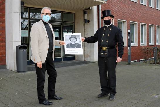 Bezirksschornsteinfegermeister Martin Marzallla (rechts) traf Bürgermeister Matthias Müller (links) zum Neujahrsempfang vor dem Rathaus. 