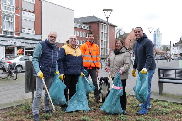 (v. l.) Bürgermeister Matthias Müller sorgte gemeinsam mit dem stellvertretenden Bürgermeister Jürgen Grunwald, den stellvertretenden Bürgermeisterinnen Nicole Barciaga und Silvia Godde sowie mit ZBH-Betriebsleiter Gregor Born für Sauberkeit in der Innenstadt.