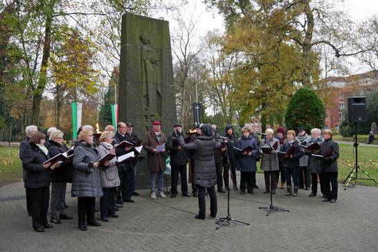 Musikalisch wurde der Volkstrauertag unter anderem vom Gemischten Chor Herten begleitet. Musikalisch wurde der Volkstrauertag unter anderem vom Gemischten Chor Herten begleitet.
