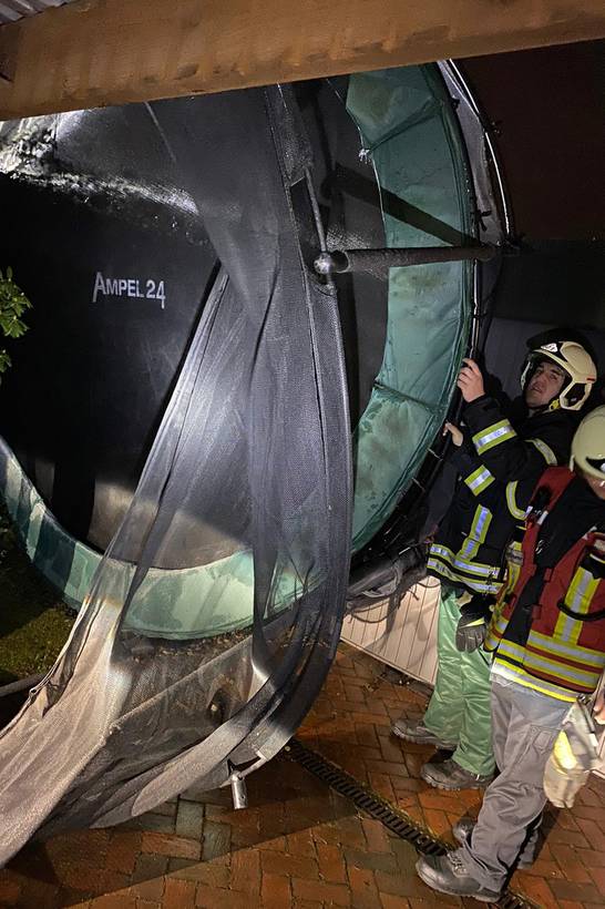 Der Sturm „Sabine“ hat Herten deutlich weniger schlimm getroffen, als befürchtet. Trotzdem hat das Tief einige Schäden verursacht. Die Feuerwehr rückte zu 19 Einsätzen aus, unter anderem um Verkehrswege frei zuräumen und Gefahrenbereiche abzusper Der Sturm „Sabine“ hat Herten deutlich weniger schlimm getroffen, als befürchtet. Trotzdem hat das Tief einige Schäden verursacht. Die Feuerwehr rückte zu 19 Einsätzen aus, unter anderem um Verkehrswege frei zuräumen und Gefahrenbereiche abzusper