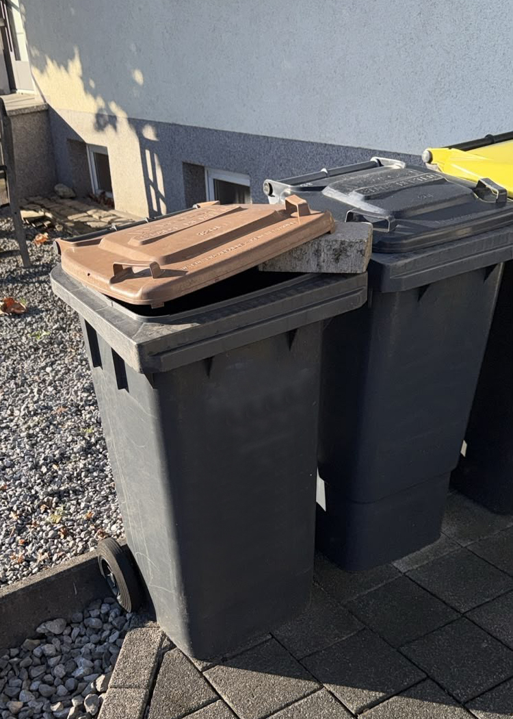 Steine in Mülltonnen bergen Gefahren